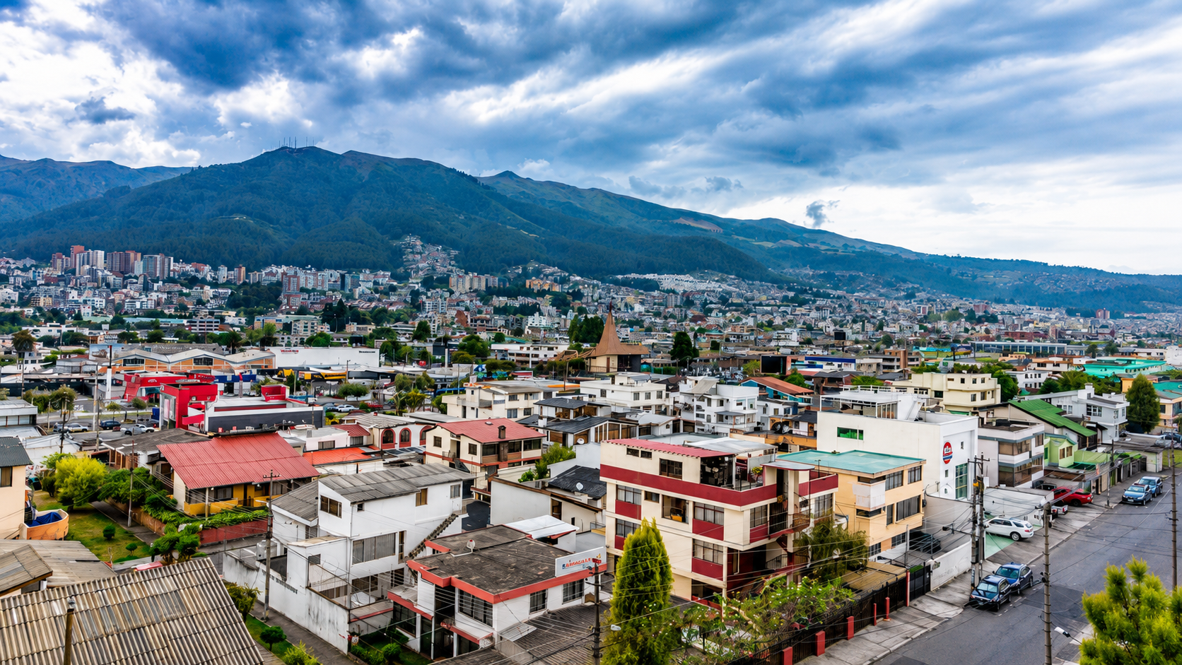 Vista panorámica de la parroquia Chillogallo al atardecer, Quito Ecuador